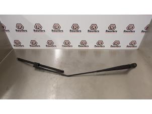 Used Front wiper arm Peugeot 207 SW (WE/WU) 1.4 16V Vti Price € 10,00 Margin scheme offered by Autorecycling Reuvers B.V.