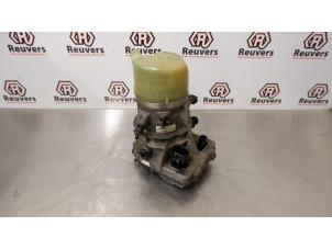 Used Power steering pump Volvo V60 I (FW/GW) 1.6 T3 16V Price € 75,00 Margin scheme offered by Autorecycling Reuvers B.V.