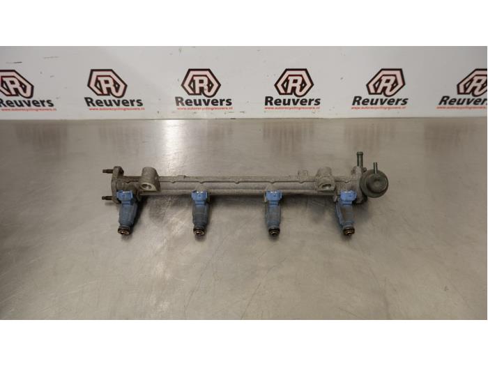 Usagé Système d'injection Kia Sorento I (JC) 2.4 16V Prix € 35,00 Règlement à la marge proposé par Autorecycling Reuvers B.V.