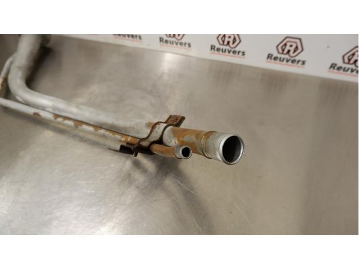 Fuel tank filler pipe from a Kia Sorento I (JC) 2.4 16V 2004