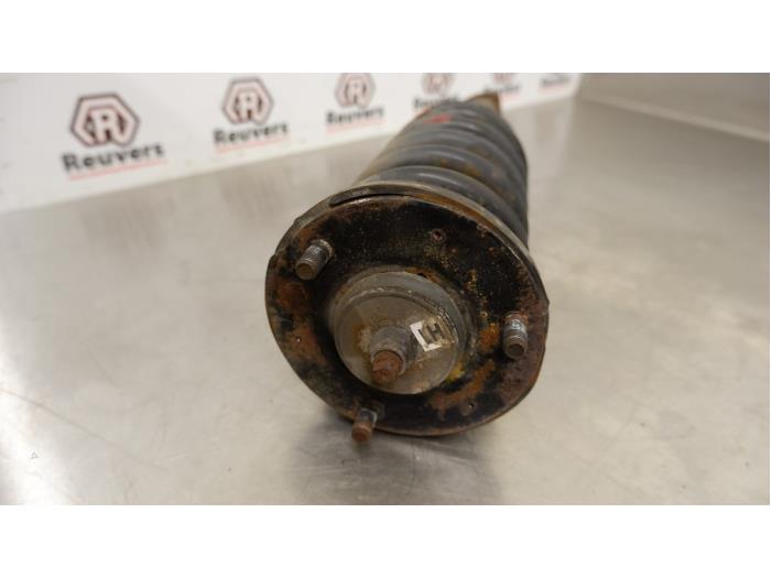 Front shock absorber rod, left from a Kia Sorento I (JC) 2.4 16V 2004