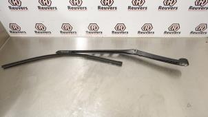 Used Front wiper arm BMW 5 serie Touring (E61) 525d 24V Price € 10,00 Margin scheme offered by Autorecycling Reuvers B.V.