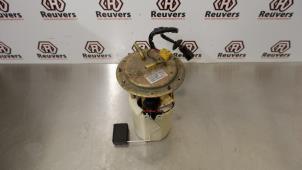 Used Electric fuel pump Kia Carens II (FJ) 1.6i 16V Price € 50,00 Margin scheme offered by Autorecycling Reuvers B.V.