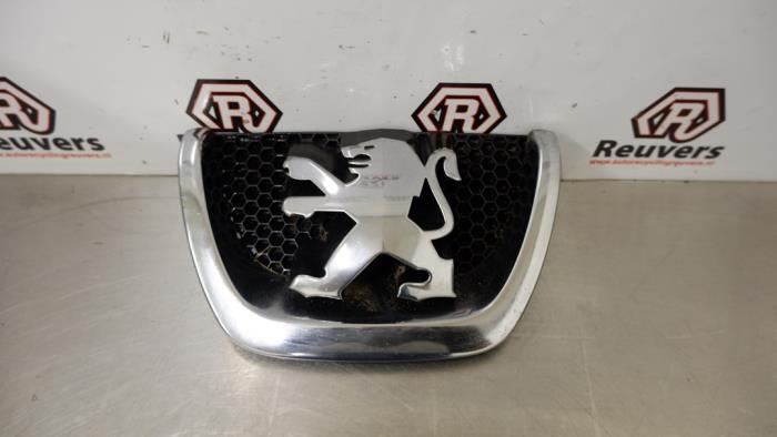 Begagnade Emblem Peugeot 207/207+ (WA/WC/WM) 1.4 16V Pris € 20,00 Marginaltabell erbjuds av Autorecycling Reuvers B.V.