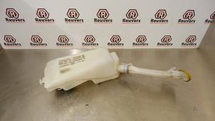 Used Front windscreen washer reservoir Renault Clio III (BR/CR) 1.5 dCi 85 Price € 20,00 Margin scheme offered by Autorecycling Reuvers B.V.