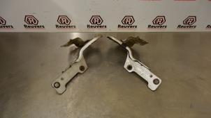 Used Bonnet Hinge Renault Clio III (BR/CR) 1.5 dCi 85 Price € 20,00 Margin scheme offered by Autorecycling Reuvers B.V.