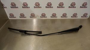 Used Front wiper arm Renault Twingo II (CN) 1.5 dCi 90 FAP Price € 10,00 Margin scheme offered by Autorecycling Reuvers B.V.