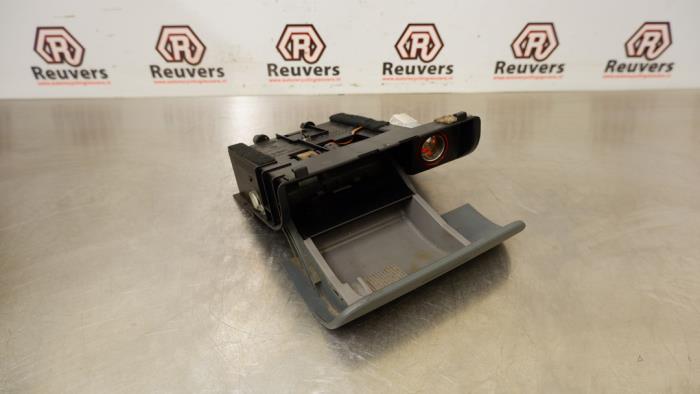 Begagnade Askkopp, fram Audi TT (8N3) 1.8 20V Turbo Pris € 20,00 Marginaltabell erbjuds av Autorecycling Reuvers B.V.