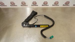 Used Seatbelt tensioner, left Opel Corsa C (F08/68) 1.2 16V Price € 30,00 Margin scheme offered by Autorecycling Reuvers B.V.