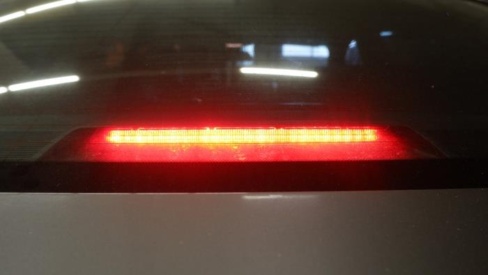 Luz de frenos adicional centro de un BMW 7 serie (E65/E66/E67) 745i,Li 4.4 V8 32V 2004