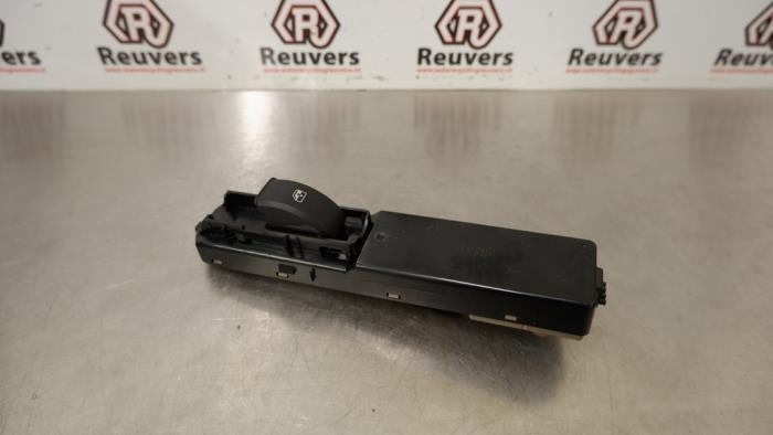 Usados Interruptor de ventanilla eléctrica Saab 9-3 Sport Estate (YS3F) 1.9 TiD 16V Precio € 15,00 Norma de margen ofrecido por Autorecycling Reuvers B.V.
