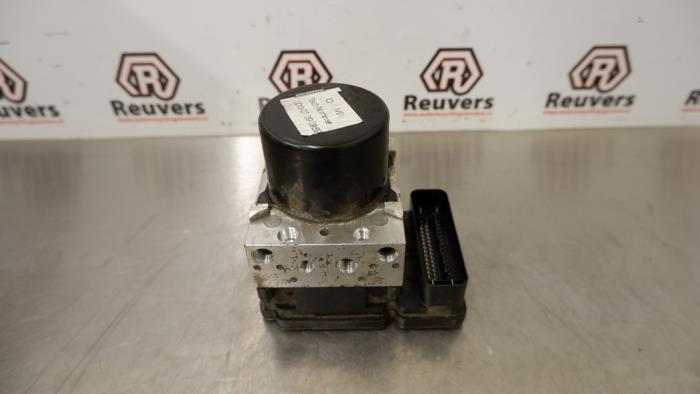 ABS pump from a Ford Focus 3 Wagon 1.0 Ti-VCT EcoBoost 12V 100 2013