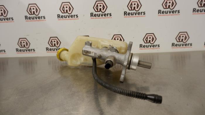 Master cylinder from a Peugeot 1007 (KM) 1.4 2006