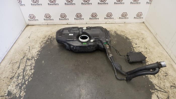 Begagnade Tank Opel Corsa D 1.2 16V Pris € 75,00 Marginaltabell erbjuds av Autorecycling Reuvers B.V.