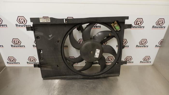 Motor de aleta de refrigeración de un Opel Corsa D 1.2 16V 2014