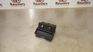 Używane Zlacze AUX/USB Renault Twingo II (CN) 1.5 dCi 90 FAP Cena € 15,00 Procedura marży oferowane przez Autorecycling Reuvers B.V.