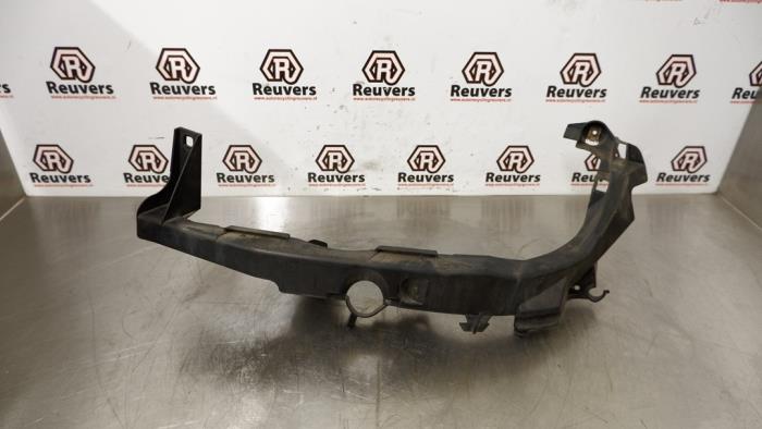 Używane Krawedz reflektora lewa BMW 3 serie (E90) 320d 16V Cena € 10,00 Procedura marży oferowane przez Autorecycling Reuvers B.V.