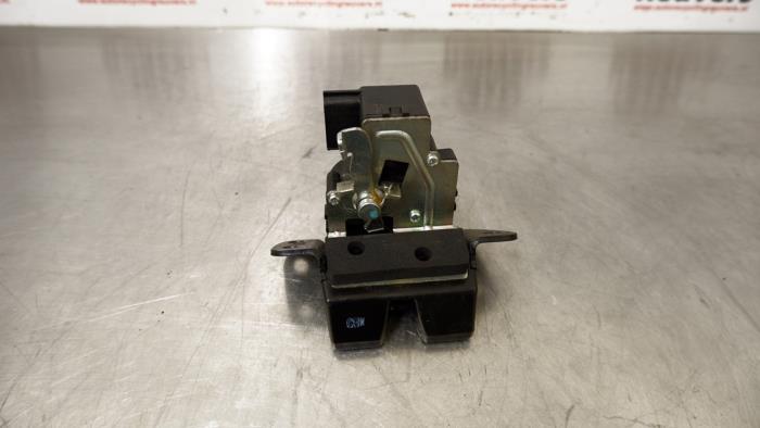 Tailgate lock mechanism from a Kia Pro cee'd (EDB3) 1.6 CVVT 16V 2008