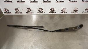Used Front wiper arm Opel Agila (B) 1.2 16V Price € 10,00 Margin scheme offered by Autorecycling Reuvers B.V.