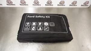 Usagé Kit premiers soins Ford Focus 3 1.0 Ti-VCT EcoBoost 12V 100 Prix € 20,00 Règlement à la marge proposé par Autorecycling Reuvers B.V.