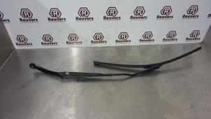 Used Front wiper arm Peugeot 307 CC (3B) 2.0 16V Price € 15,00 Margin scheme offered by Autorecycling Reuvers B.V.