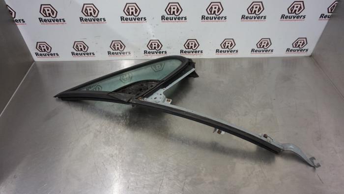 Usados Ventanilla triangular derecha delante Peugeot 307 CC (3B) 2.0 16V Precio € 40,00 Norma de margen ofrecido por Autorecycling Reuvers B.V.