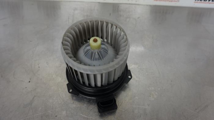 Heating and ventilation fan motor from a Mitsubishi Space Star (A0) 1.0 12V 2015