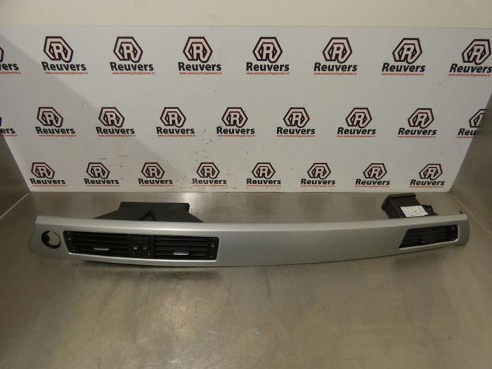 Używane Element deski rozdzielczej BMW 3 serie (E90) 320Si 16V Cena € 25,00 Procedura marży oferowane przez Autorecycling Reuvers B.V.