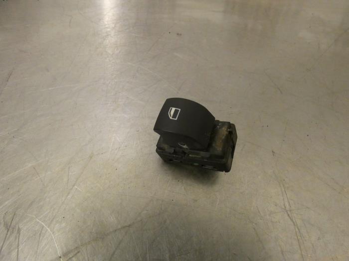 Usados Interruptor de ventanilla eléctrica BMW 5 serie (E60) 525i 24V Precio € 15,00 Norma de margen ofrecido por Autorecycling Reuvers B.V.