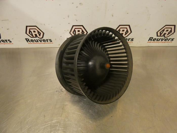Motor de ventilador de calefactor de un Ford Fiesta 6 (JA8) 1.25 16V 2011