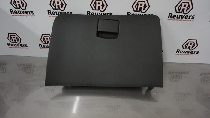 Gebrauchte Handschuhfach Chevrolet Spark (M300) 1.0 16V Preis € 25,00 Margenregelung angeboten von Autorecycling Reuvers B.V.