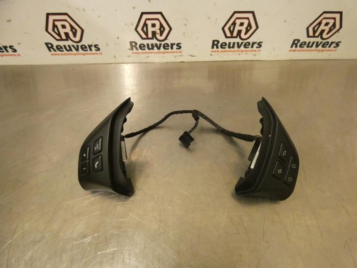 Steering wheel mounted radio control from a BMW 3 serie Touring (E91) 318i 16V 2007