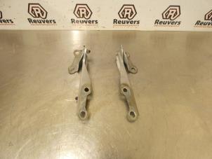 Used Bonnet Hinge Toyota Yaris Verso (P2) 1.5 16V Price € 20,00 Margin scheme offered by Autorecycling Reuvers B.V.