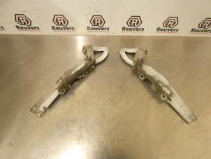 Used Bonnet Hinge Peugeot 207/207+ (WA/WC/WM) 1.6 HDi 16V Price € 20,00 Margin scheme offered by Autorecycling Reuvers B.V.