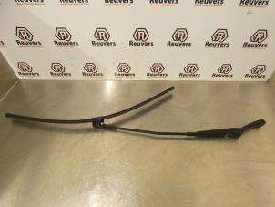 Used Front wiper arm Volkswagen Golf Plus (5M1/1KP) 1.6 FSI 16V Price € 15,00 Margin scheme offered by Autorecycling Reuvers B.V.