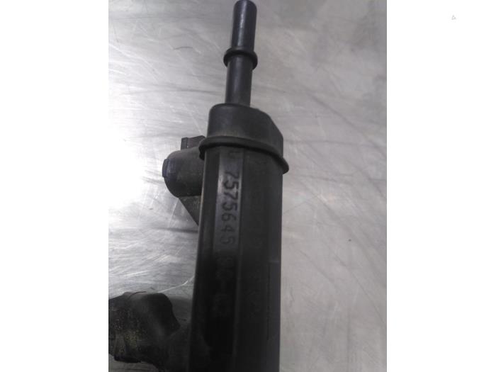 Fuel injector nozzle from a Peugeot 3008 I (0U/HU) 1.6 VTI 16V 2010