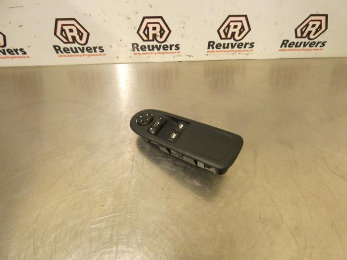 Usados Interruptor combinado de ventanillas Peugeot 308 SW (4E/H) 1.6 VTI 16V Precio € 25,00 Norma de margen ofrecido por Autorecycling Reuvers B.V.