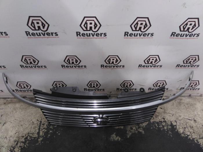 Używane Grill Nissan Elgrand Cena € 100,00 Procedura marży oferowane przez Autorecycling Reuvers B.V.