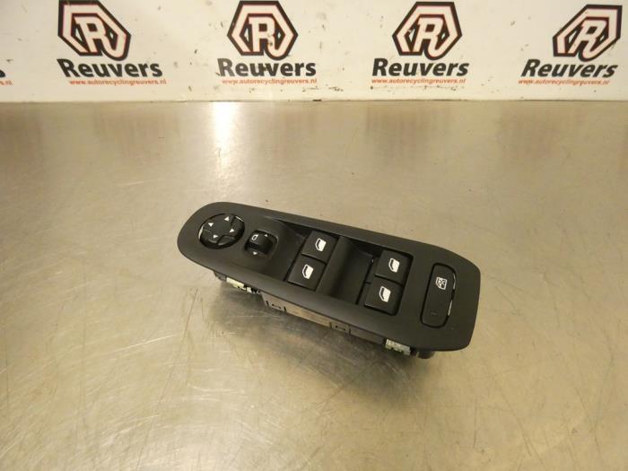 Usados Interruptor combinado de ventanillas Peugeot 308 SW (L4/L9/LC/LJ/LR) 1.6 BlueHDi 120 Precio € 35,00 Norma de margen ofrecido por Autorecycling Reuvers B.V.