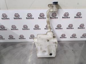 Used Front windscreen washer reservoir Volkswagen Caddy III (2KA,2KH,2CA,2CH) 1.6 TDI 16V Price € 15,00 Margin scheme offered by Autorecycling Reuvers B.V.