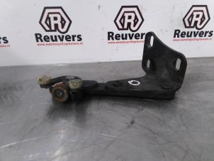 Used Sliding door roller, right Volkswagen Caddy III (2KA,2KH,2CA,2CH) 1.6 TDI 16V Price € 20,00 Margin scheme offered by Autorecycling Reuvers B.V.