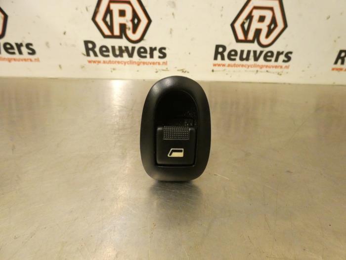Usados Interruptor de ventanilla eléctrica Peugeot 1007 (KM) 1.4 Precio € 10,00 Norma de margen ofrecido por Autorecycling Reuvers B.V.