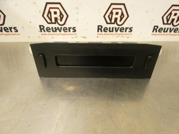 Begagnade Innerdisplay Peugeot 1007 (KM) 1.4 Pris € 25,00 Marginaltabell erbjuds av Autorecycling Reuvers B.V.
