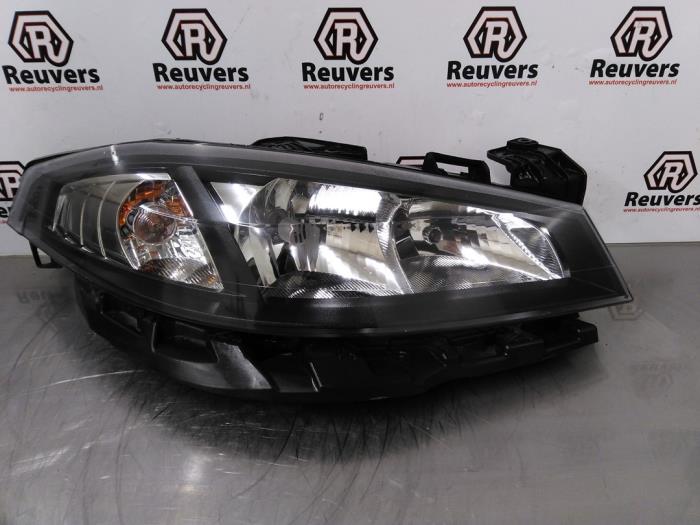Używane Reflektor prawy Renault Laguna II (BG) 2.0 16V Cena € 75,00 Procedura marży oferowane przez Autorecycling Reuvers B.V.