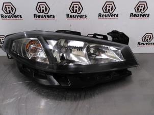 Używane Reflektor prawy Renault Laguna II (BG) 2.0 16V Cena € 75,00 Procedura marży oferowane przez Autorecycling Reuvers B.V.