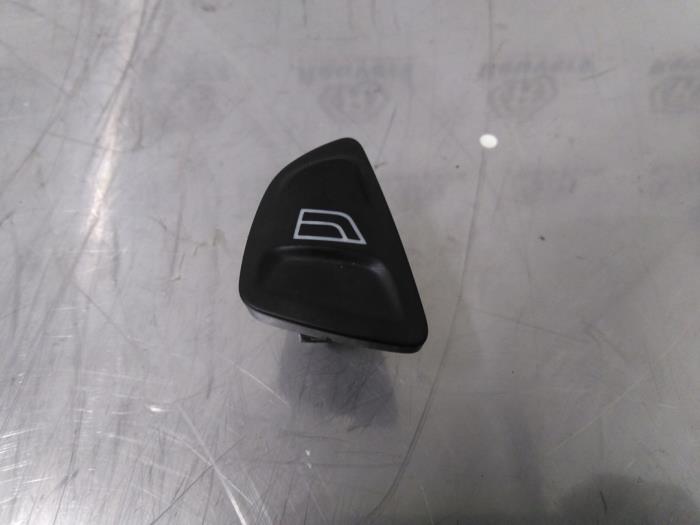 Usados Interruptor de ventanilla eléctrica Ford Ka II 1.2 Precio € 10,00 Norma de margen ofrecido por Autorecycling Reuvers B.V.