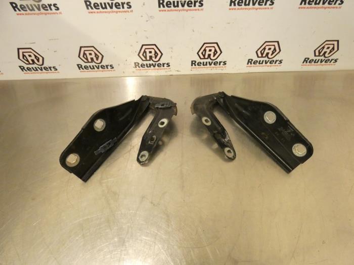 Usagé Charnière de capot Porsche Cayenne (9PA) 3.2 V6 24V Prix € 20,00 Règlement à la marge proposé par Autorecycling Reuvers B.V.