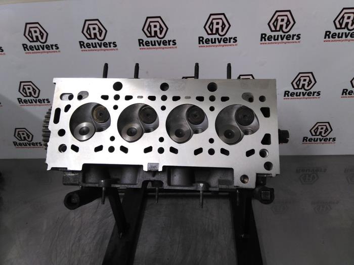 Cylinder head from a Peugeot 1007 (KM) 1.4 2010