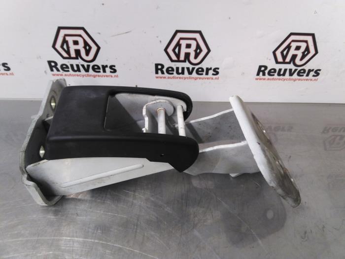 Tailgate hinge from a Peugeot Expert (G9) 1.6 HDi 90 2012