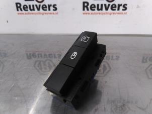 Used Central locking switch Peugeot Expert (G9) 1.6 HDi 90 Price € 10,00 Margin scheme offered by Autorecycling Reuvers B.V.